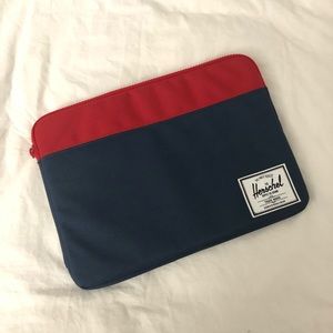 Herschel laptop sleeve. Fits 13 inch Mac. Navy.